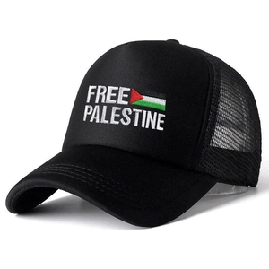 Schwarze Free Palestine Trucker Cap mit Flaggenstickerei und Mesh auf weißem Grund