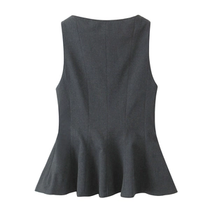 Dettaglio del top grigio scuro senza maniche con orlo a balze e vestibilità slim chic