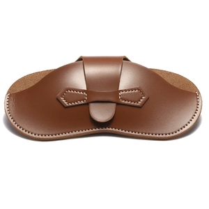Étui à lunettes portable en cuir marron avec texture vintage et coutures blanches