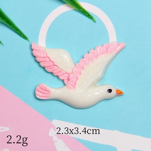 Detailed view of bird-shaped resin accessory with 2.2g weight and 2.3x3.4cm dimensions