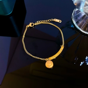 Bracciale a catena in acciaio al titanio dorato con ciondolo smiley e placca incisa