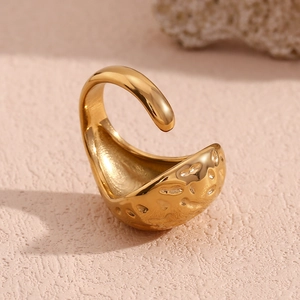 Vue macro de la bague en acier inoxydable plaqué or 18 carats avec texture martelée