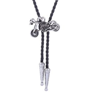 Details von Vintage-Silber-Totenkopf-Bolo-Tie mit geflochtener schwarzer Lederkordel