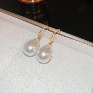 Vintage water drop pearl earrings with golden hooks for a French minimalist style look