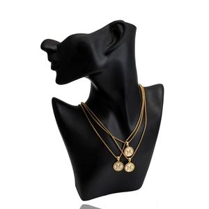 Vue détaillée du collier pendentif lettre M en or 18 carats avec nacre blanche