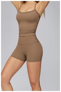 Détail de l'ensemble de yoga anti-transpirant avec brassière sport et short taille haute