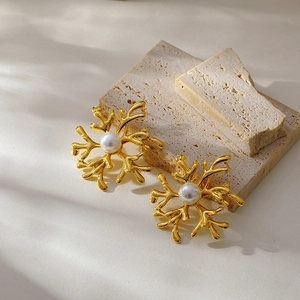 Golden coral-shaped stainless steel earrings with central pearl on textured stone