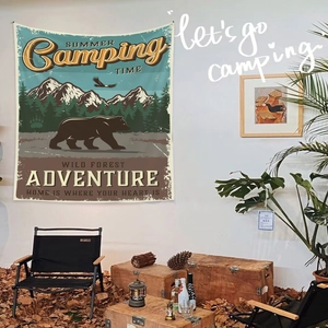 Vue détaillée d'une tapisserie de camping vintage avec un motif d'ours et de forêt