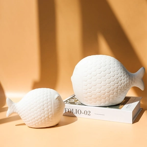 Adornos modernos nórdicos de peces de cerámica blanca con texturas minimalistas