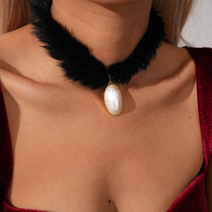 Vue détaillée du ras du cou en fourrure de vison noire avec pendentif perle ovale et doré