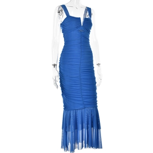 Détail de la robe bleue en tulle à col en V avec ourlet plissé sirène sur fond blanc
