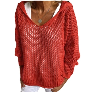 Maglione corallo con cappuccio, scollo a V e trama traforata dal taglio ampio e comodo