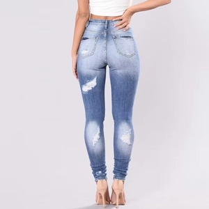 Vue arrière de jean skinny bleu clair à taille haute et déchirures pour femme en studio
