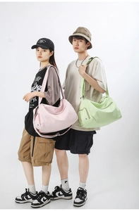 Grands sacs de sport rose et vert pour le fitness et le voyage portés par modèles