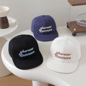 Casquettes hip-hop brodées pour enfants en noir, bleu marine et beige avec visière plate