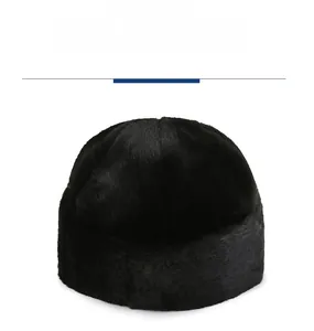Détail de la texture de fausse fourrure noire chaude sur un chapeau d'hiver pour homme
