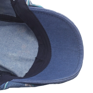 Détail du béret en denim bleu montrant la bande anti-transpiration et la couture