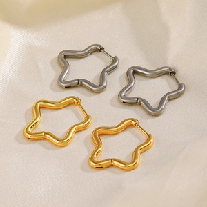 Boucles d'oreilles étoiles minimalistes en acier inoxydable plaqué or 18 carats et argent