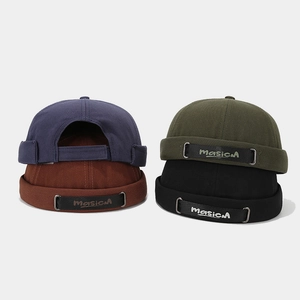 Bonnets docker à la mode en quatre couleurs avec sangles latérales brodées réglables
