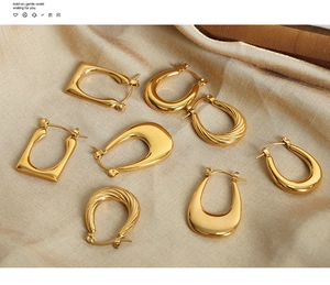 Primer plano de set de pendientes de aro dorados con texturas lisas y trenzadas