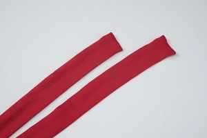 Détail des lanières du dos d'une robe tricotée rouge moulante à dos nu