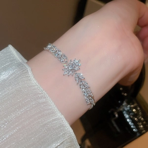 Détail d'un bracelet épis de blé en zircon étincelant au poignet en finition argent