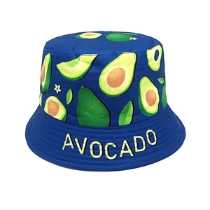 Détail d'un chapeau bob bleu en toile avec motif avocat et texte blanc AVOCADO