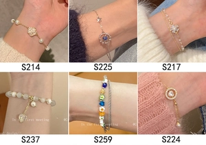 Primer plano de pulseras de perlas y amuletos elegantes en una cuadrícula de seis