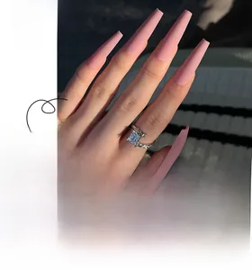 Vue détaillée de faux ongles longs mats rose poudré avec disposition du produit