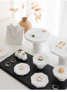 Detailansicht von Vintage-Goldschmuck mit Smaragden auf weißen Gipsständern