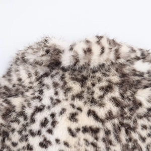 Cappotto in pelliccia sintetica leopardata nera e grigia con una morbida consistenza soffice
