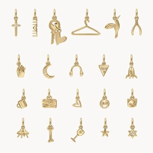 Assortiment de 21 breloques plaquées or 18K incluant des motifs de cœur, croix et célestes