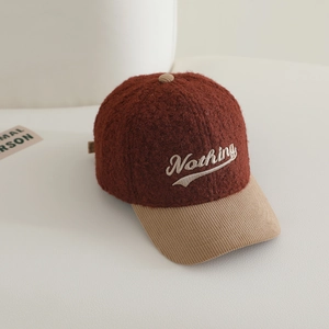 Gros plan sur la casquette sherpa enfant avec broderie Nothing et visière en velours