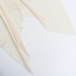 Detailopname van de crèmekleurige transparante mesh-stof met zachte val en textuur