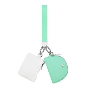 Dettaglio della borsa da polso verde menta con pochette in nylon bianco e fibbie argento
