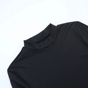 Detalle de cuello alto y textura de tela premium en este vestido negro de manga larga
