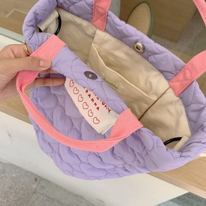 Détail du sac cabas matelassé violet avec fermoir magnétique et poche intérieure