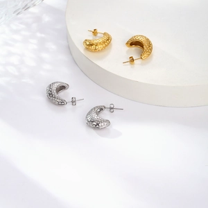 Retro C-shaped stainless steel hoop earrings with hammered texture in gold and silver