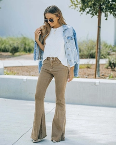 Outdoor-Aufnahme von Vintage-Damenjeans in Khaki mit hoher Taille und Retro-Schlaghose-Stil