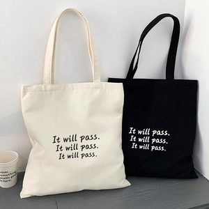 Minimalistische Canvas-Tragetasche in Schwarz und Weiß mit Buchstabendruck und viel Platz