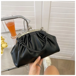 Détail du sac à main plissé noir avec fermoir vintage argenté et bandoulière en chaîne