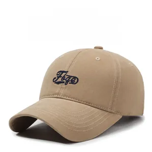 Dettaglio cappellino da baseball in cotone kaki con ricamo blu scuro e cuciture bianche a contrasto