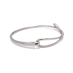 Bracelet minimaliste en acier inoxydable argenté avec un design unique à maillons imbriqués