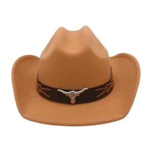 Détail d'un chapeau de cowboy en feutre camel avec boucle métallique de taureau longhorn