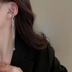 Manchette d'oreille argentée multicouche avec longue chaîne à franges et zircone