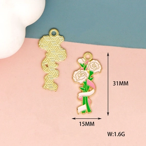 Detailansicht der weißen Rosen Emaille-Anhänger mit Goldrückseite und 31x15mm Abmessungen