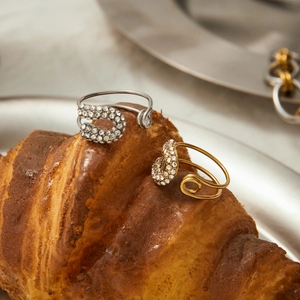 Bagues épingle de sûreté de luxe avec strass dorées et argentées sur un croissant