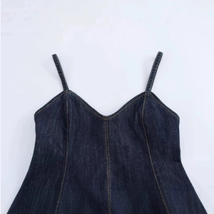 Dunkelblaues Denim-Camisole-Top mit V-Ausschnitt und filigranen dünnen Trägern