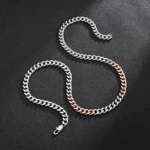 Detail der silbernen und rotgoldenen Cuban-Gliederkette mit Karabinerverschluss