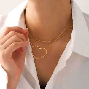 Zweilagige 18K Gold PVD Edelstahlkette mit einem hohlen Herzanhänger für Damen